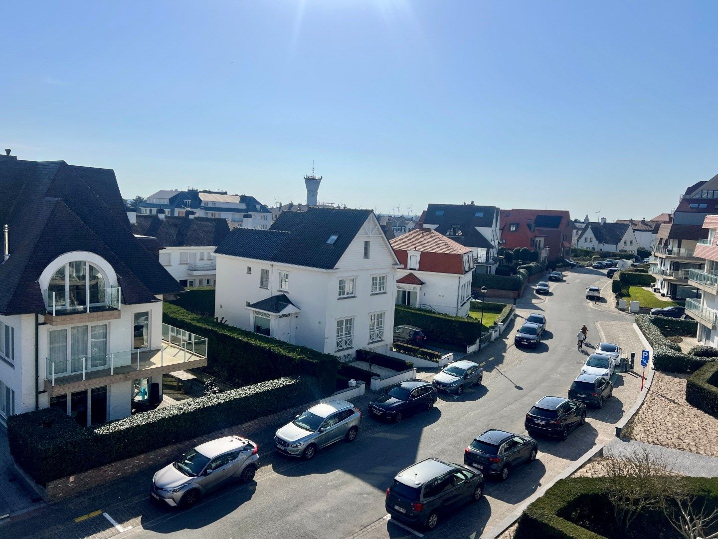 Heel smaakvol gerenoveerd hoek-appartement, rustig gelegen langs de J. Nellenslaan nabij de zee. foto 20