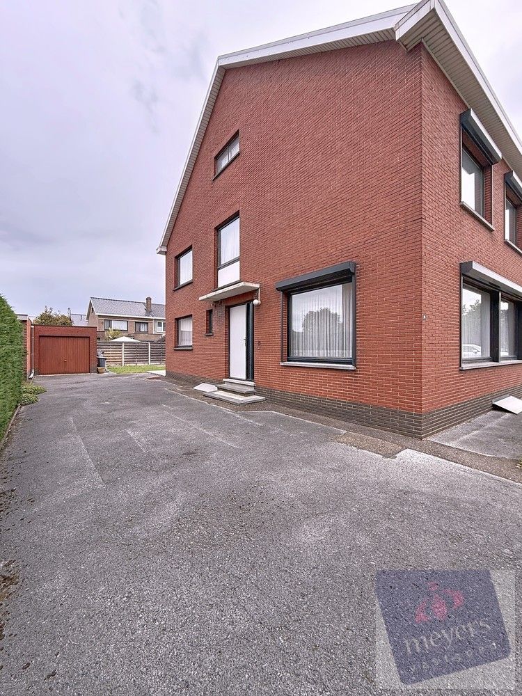 Ruime halfopen gezinswoning met tuin en garage in Hasselt foto 2