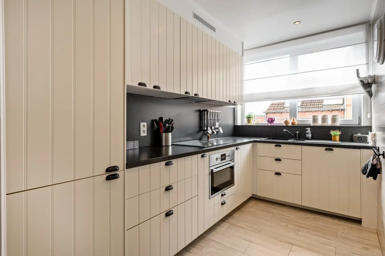 Ruim, instapklaar appartement nabij centrum Merksem foto {{pictureIndex}}