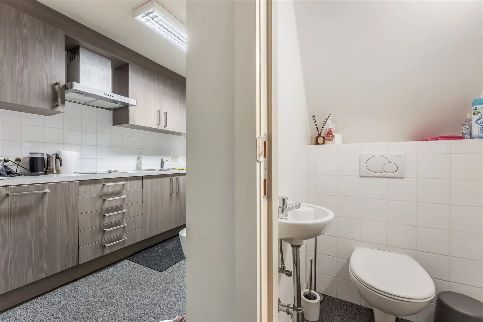 ZEER GOED GELEGEN HANDELSRUIMTE (110M²) MET BUREAU EN KITCHENETTE TE PAAL foto 11