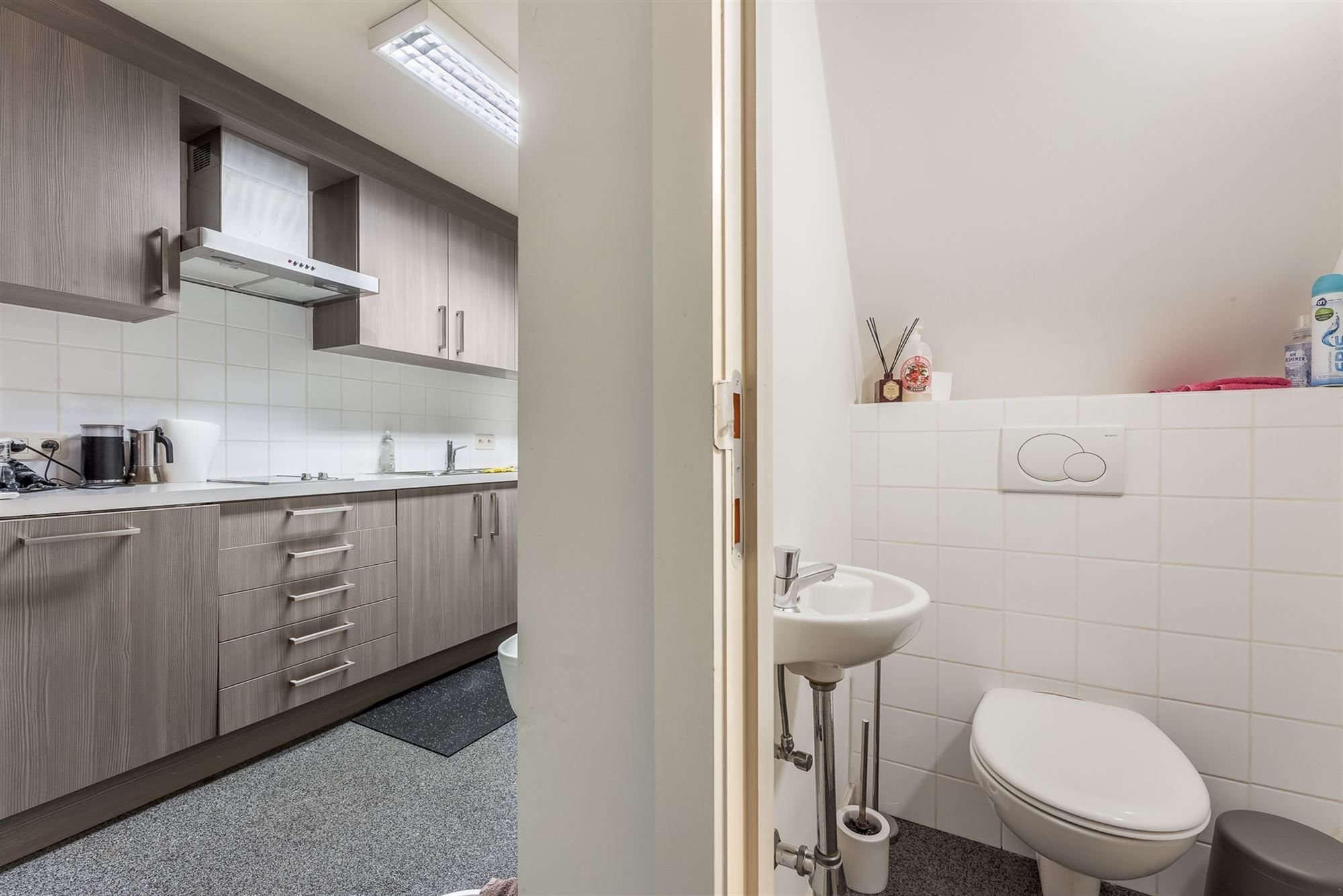 ZEER GOED GELEGEN HANDELSRUIMTE (110M²) MET BUREAU EN KITCHENETTE TE PAAL foto 11