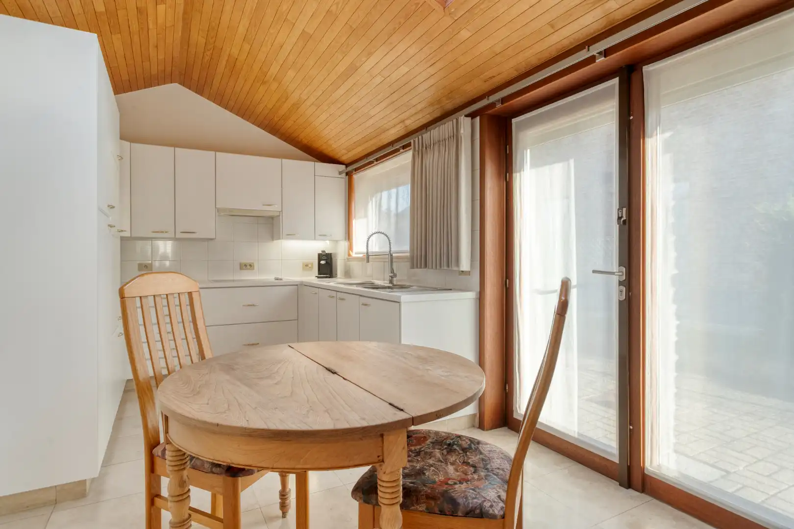 Degelijke halfopen woning met 3 slaapkamers en grote garage!! foto 8
