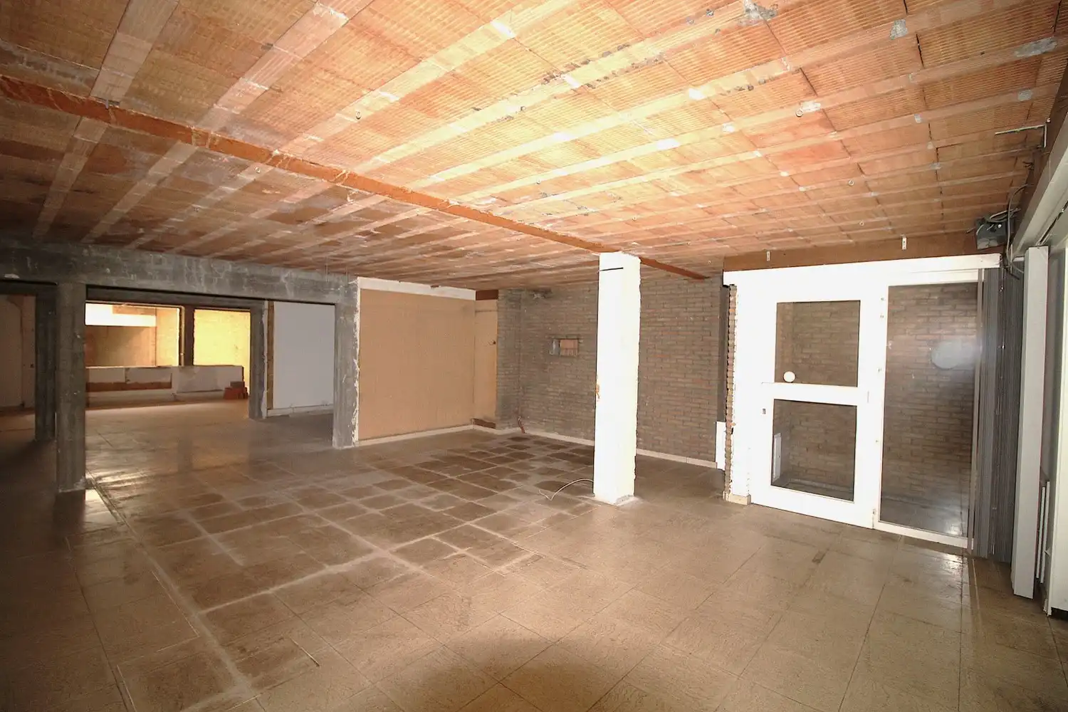 te huur Maldegem | winkel- of kantoorruimte gelegen in de commerciële hoofdstraat. foto 5