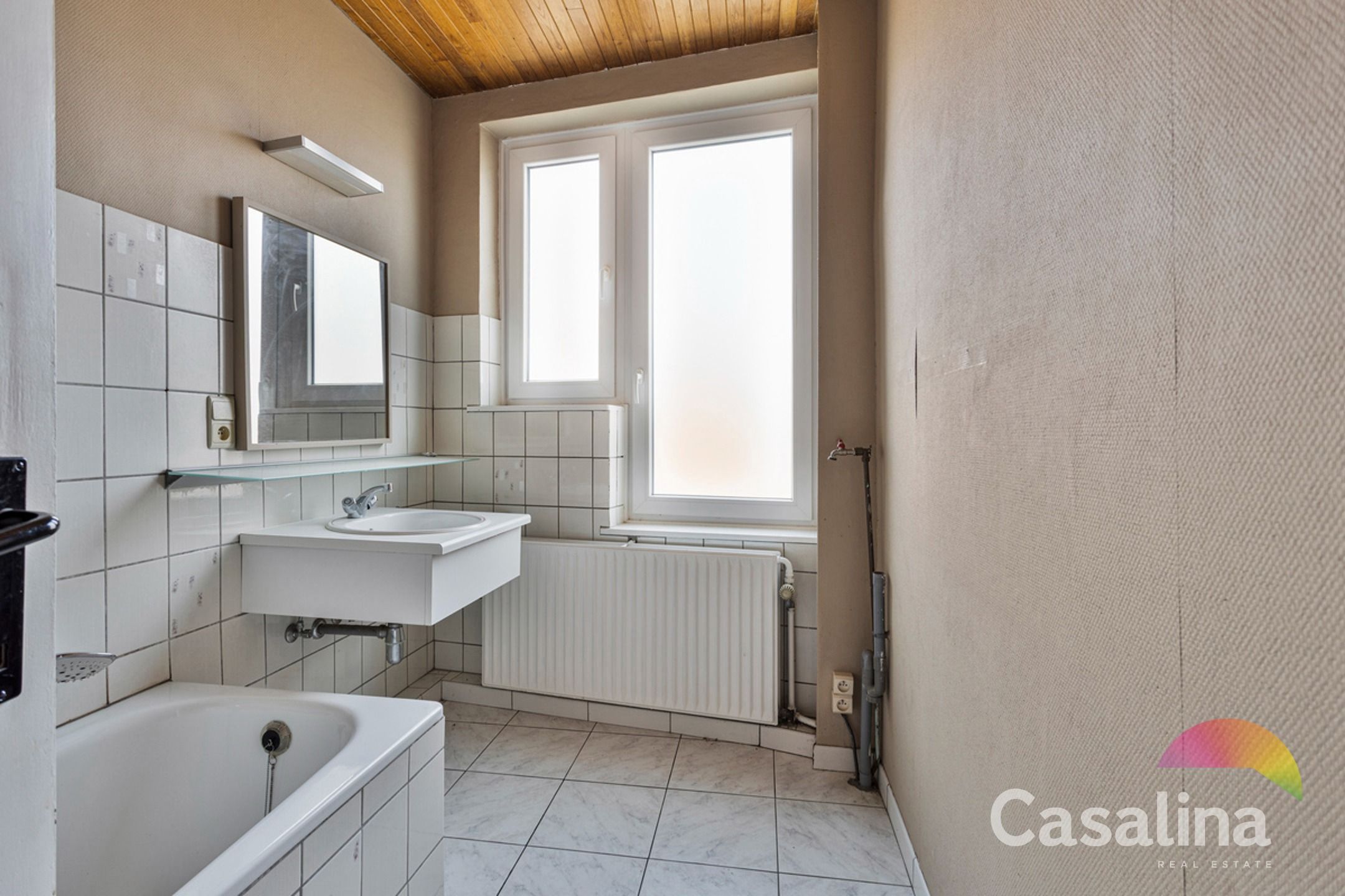 Een ruime te renoveren rijwoning van 207m² met zonnig terras foto 11
