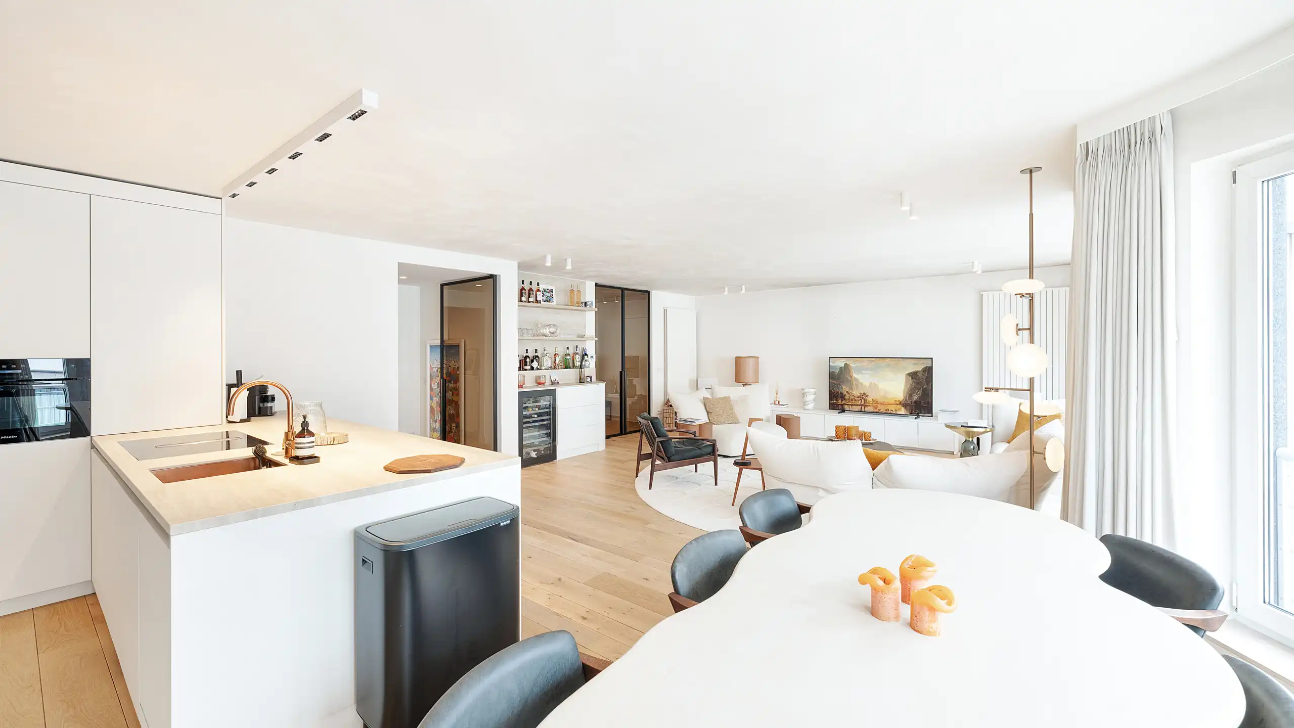 Prachtig gerenoveerd appartement met drie slaapkamers, gelegen nabij het Rubensplein. foto {{pictureIndex}}