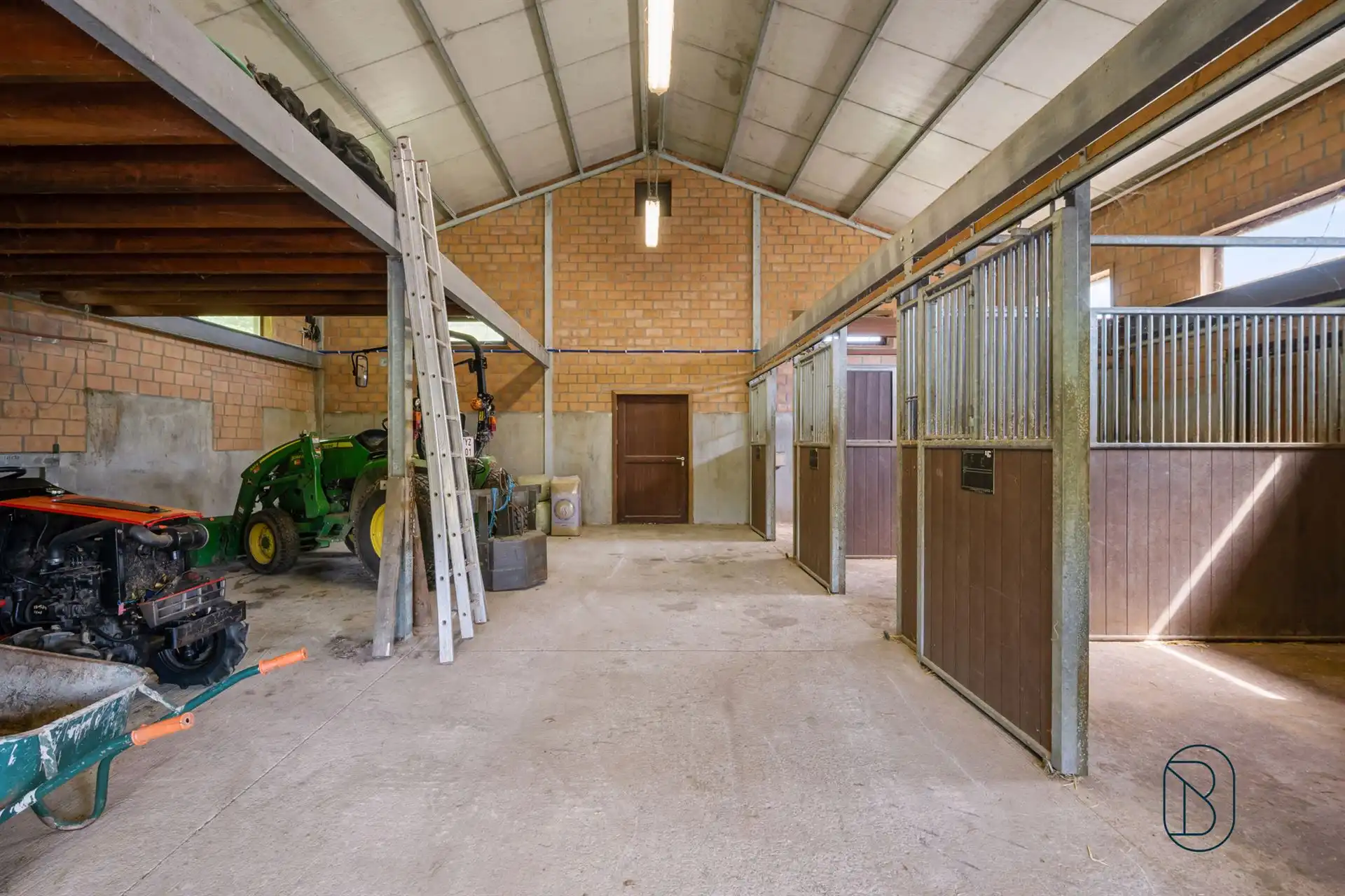 Volledig omheinde weide met grote paardenstalling foto 5