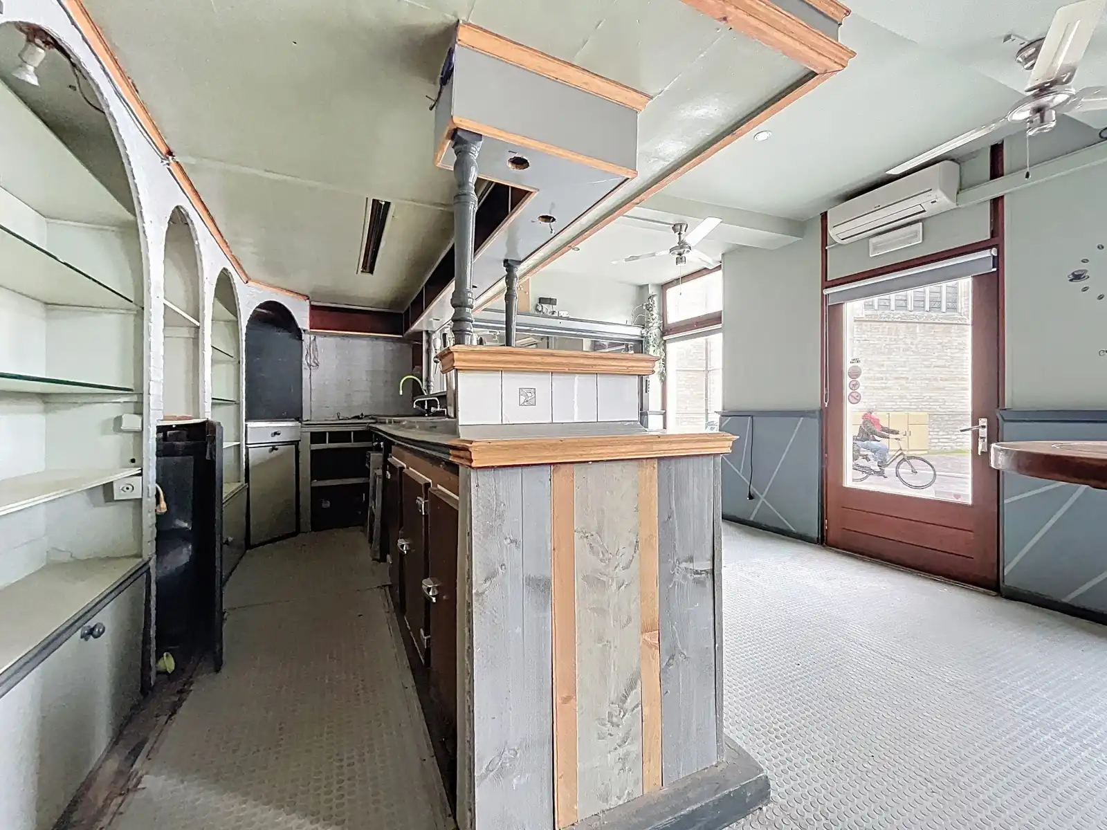 Handelspand met woongelegenheid op de Markt van Tienen foto 2