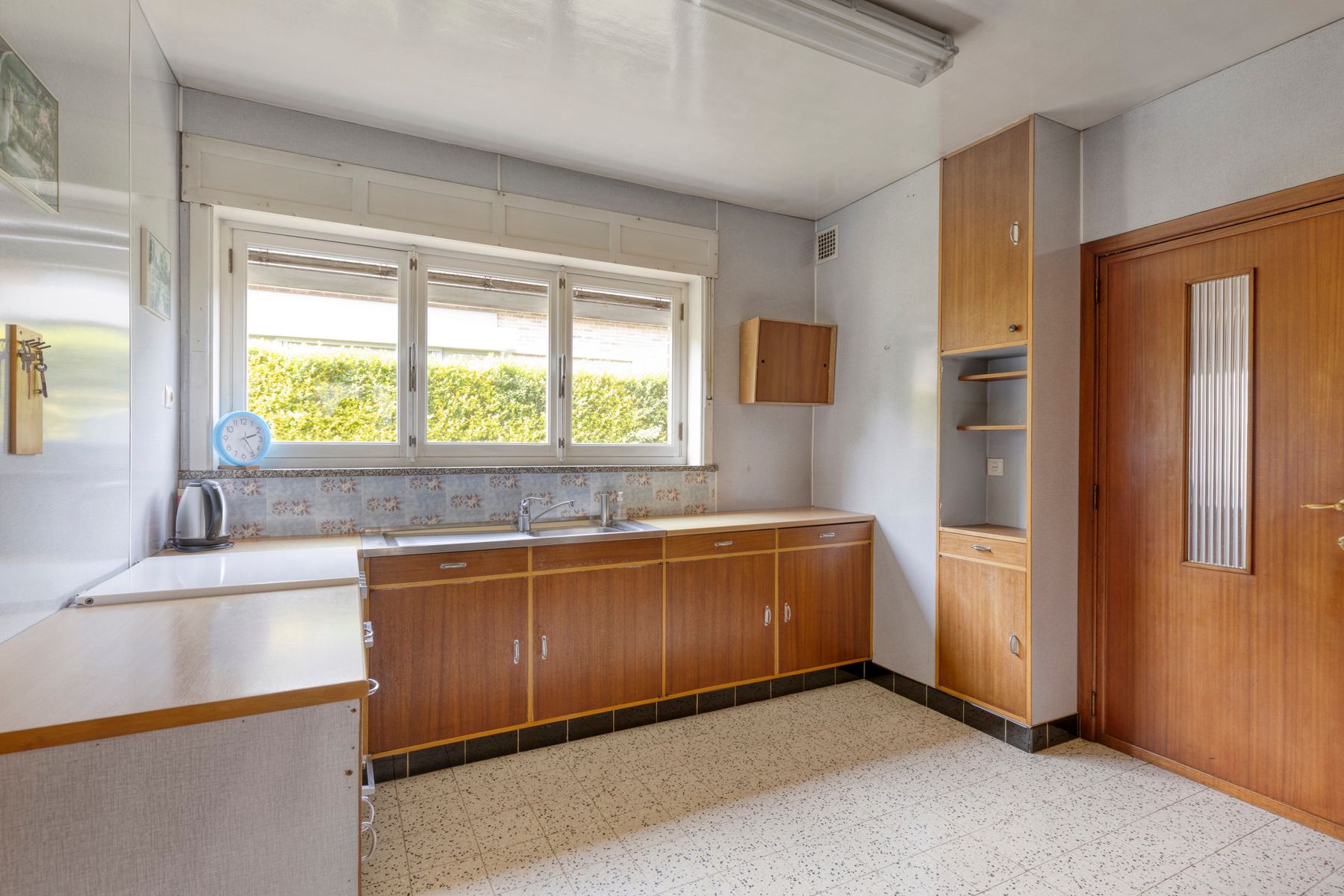 Goed gelegen villa met 3 slaapkamers, garage en tuin foto 8