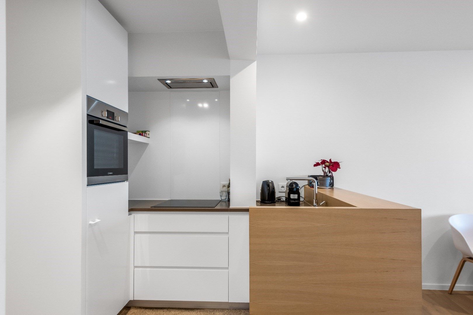 Instapklaar appartement met 2 slaapkamers op de ZEEDIJK ter hoogte van het Driehoeksplein.  foto 9