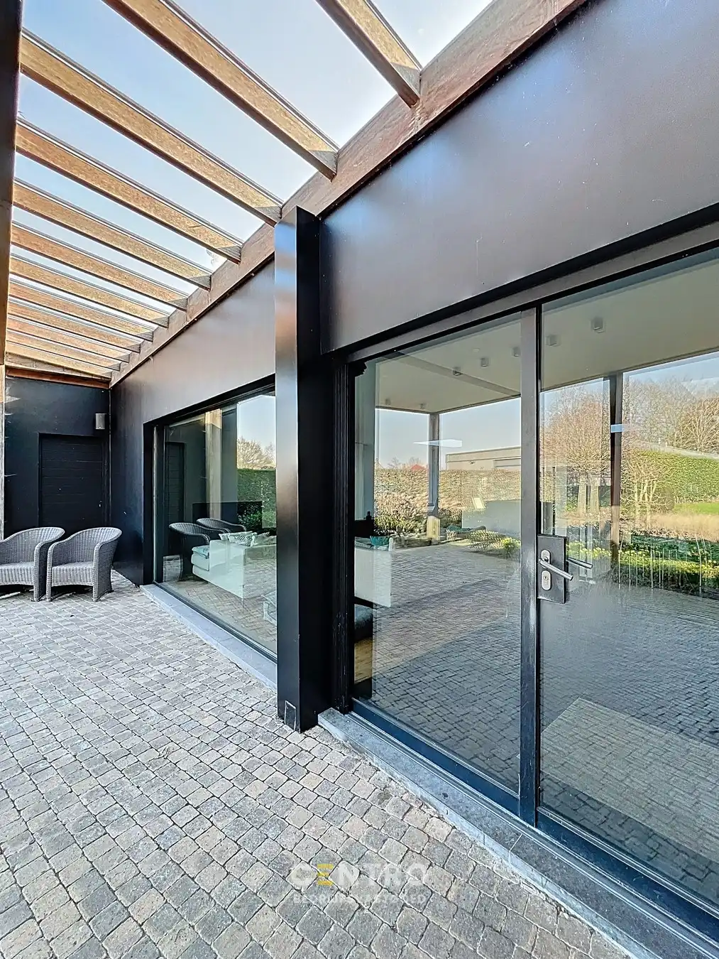 Luxueuze woning (4 slpks) + ruime showroom (of winkel, praktijkruimte, diensten, vrij beroep,...) met kantoor te Hooglede! foto 10