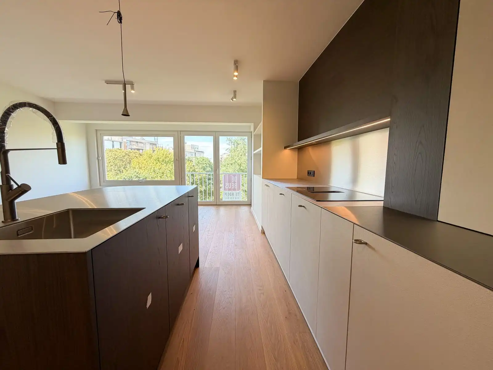 Lichtrijk en volledig gerenoveerd appartement met 2 slpk en open groenzicht foto 5