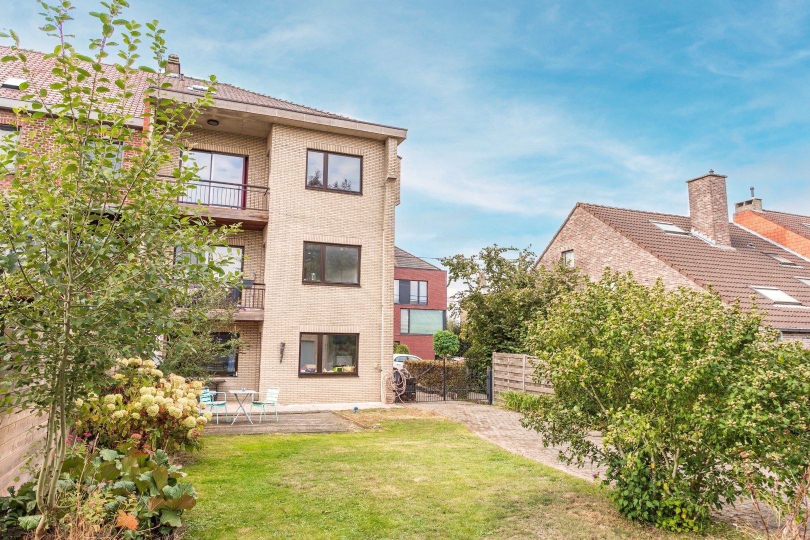 Solide woning met 6 slaapkamers, tuin en garage  foto 14