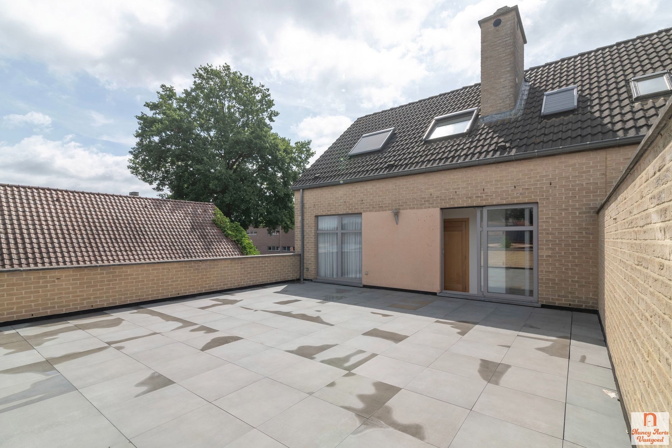 Lichtrijk duplexappartement met grote kelder en mega terras foto 4