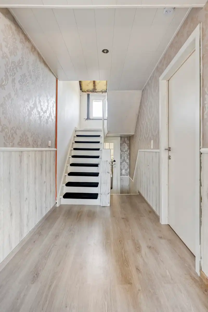 Ruime instapklare gezinswoning met 4 slaapkamers & garage. foto 12
