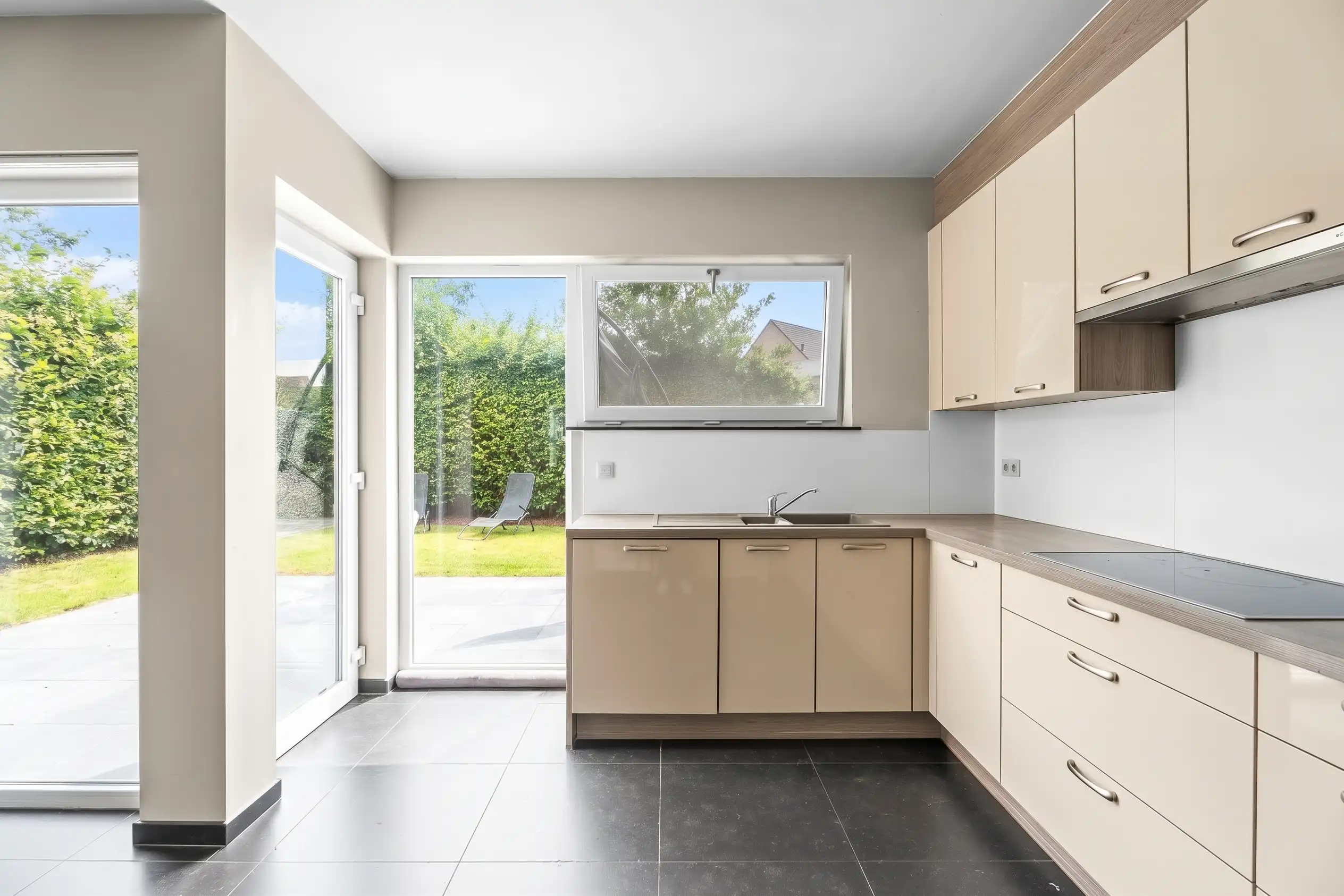 Instapklare halfopen bebouwing met 3 slaapkamers foto 4