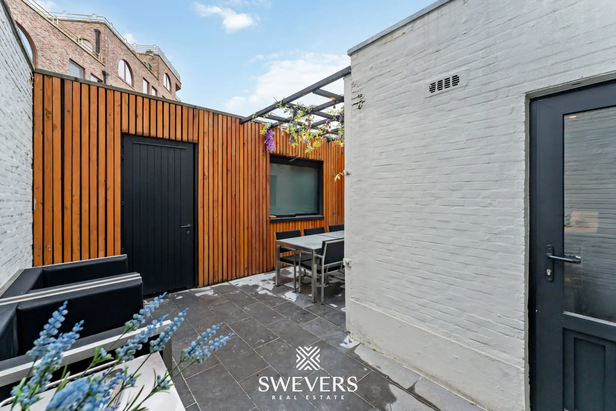 Exclusief gerenoveerde stadswoning met garage en drie terrassen in hartje Hasselt foto 39