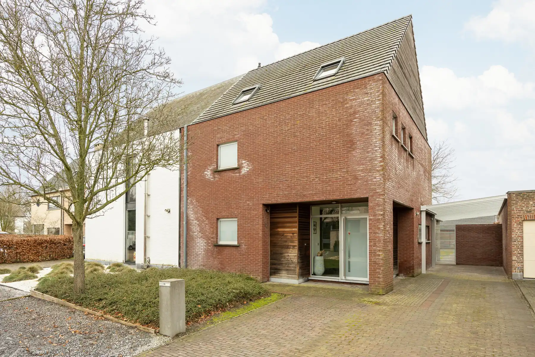 Ruime gezinswoning met tuin in een doodlopende straat. foto {{pictureIndex}}