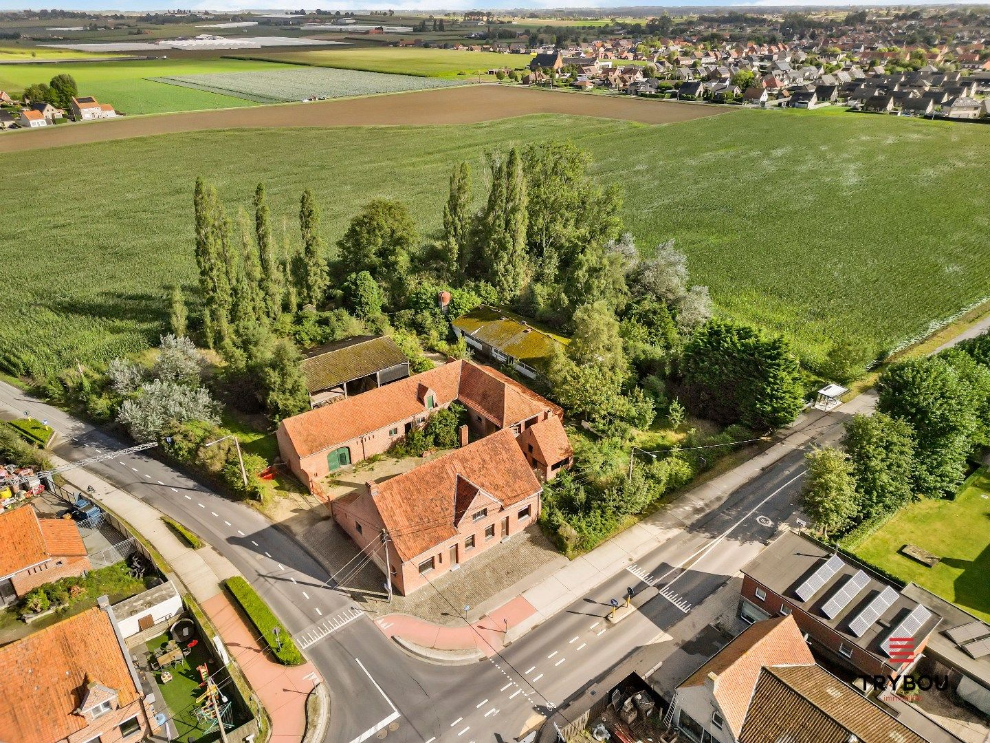 Prachtige hoeve bestaande uit woning met diverse bijgebouwen foto 1