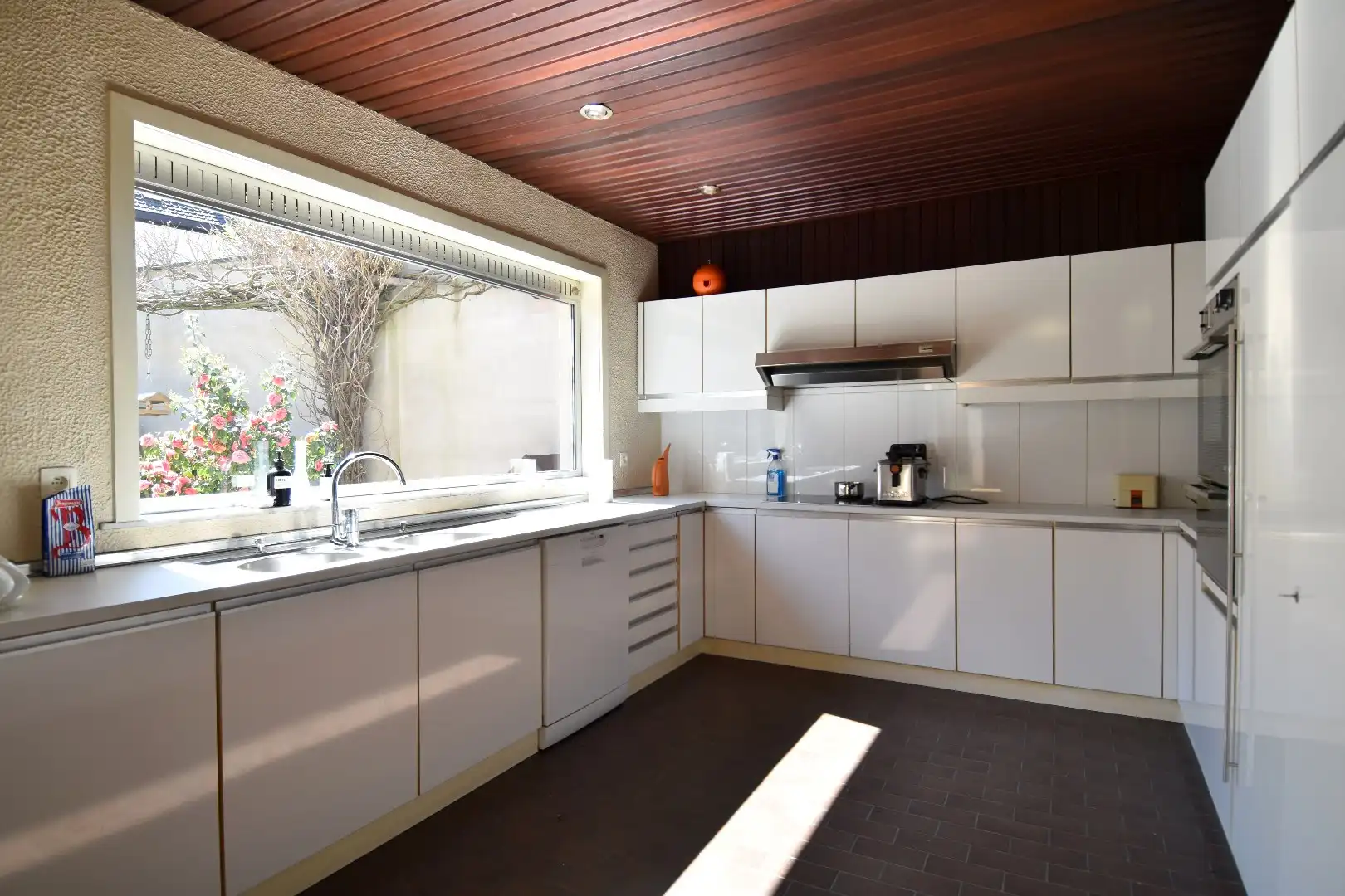 Charmante eigendom met 3 slaapkamers, 80 m² zolder, inpandige garage en zonneterras te koop in Gullegem-centrum foto 4