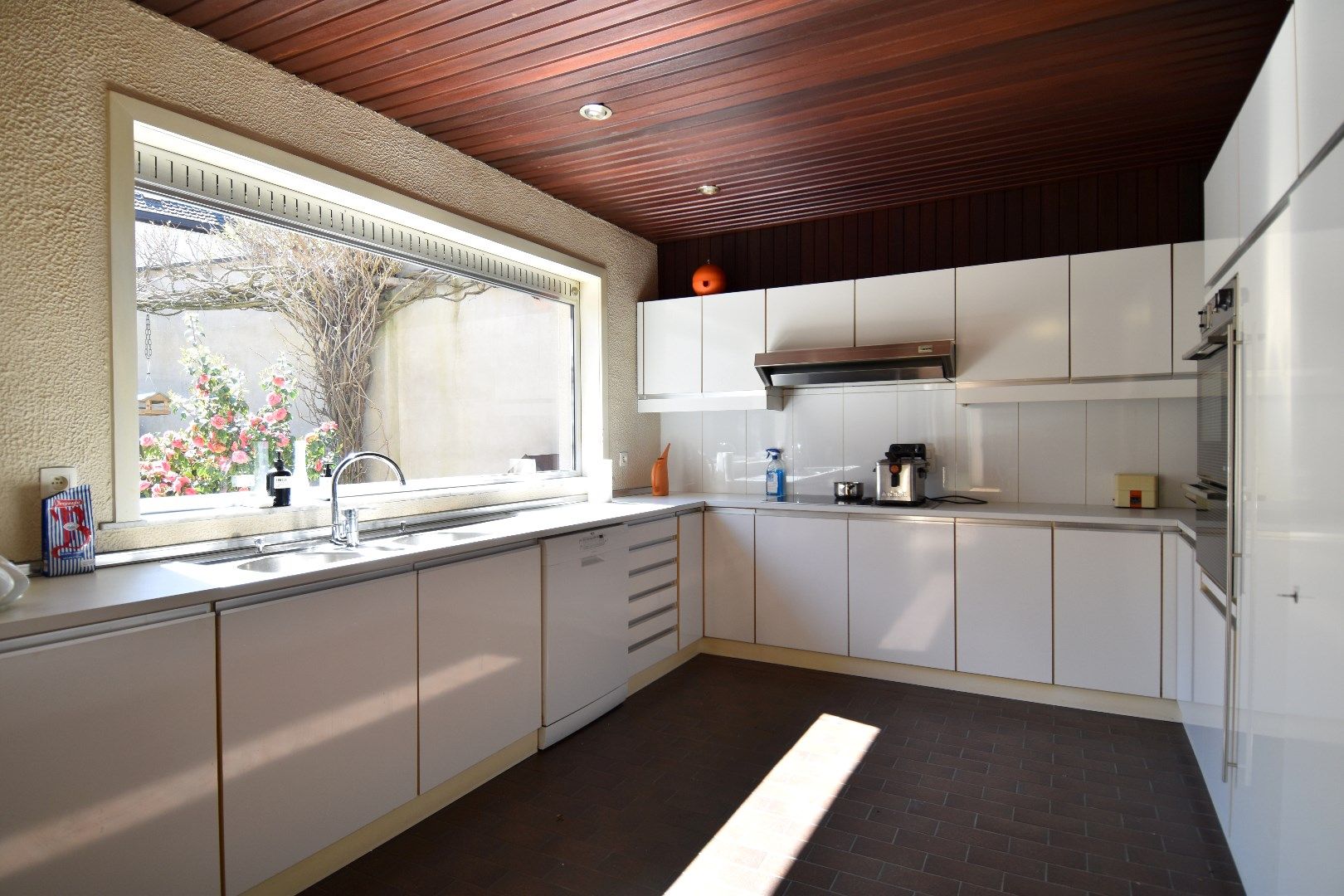 Charmante eigendom met 3 slaapkamers, 80 m² zolder, inpandige garage en zonneterras te koop in Gullegem-centrum foto 4