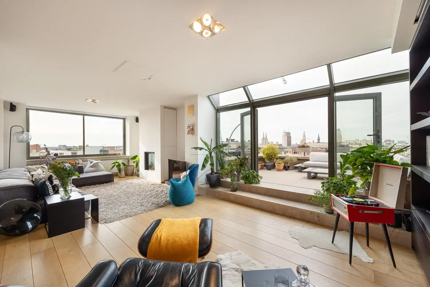 Fantastische energiezuinige penthouse (EPC B!) aan de Nationale Bank met 2 slaapkamers en 2 badkamers, zalig terras 20m², ruime kelder en 2 optionele garages foto {{pictureIndex}}