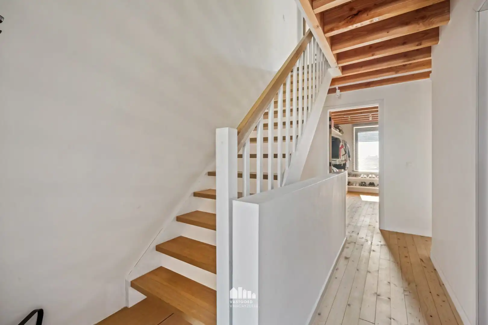 Volledig gerenoveerde woning met 5 slaapkamers, zonnige tuin en garage foto 19