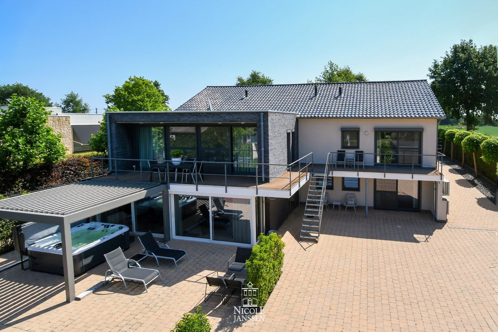 Luxueus en ruim ingedeelde villa in het mooie Aldeneik  foto {{pictureIndex}}