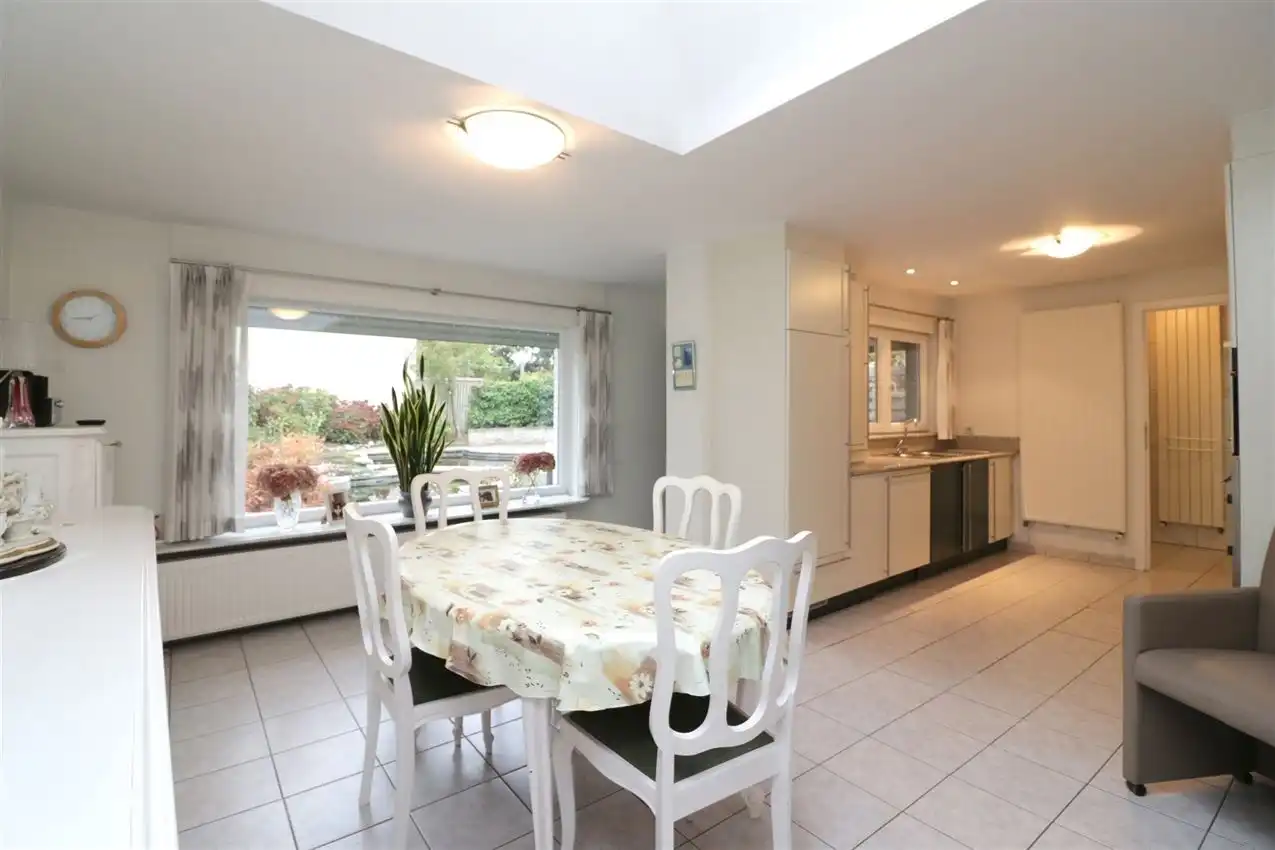 label c, nabij station, garage voor vijf wagens foto 13