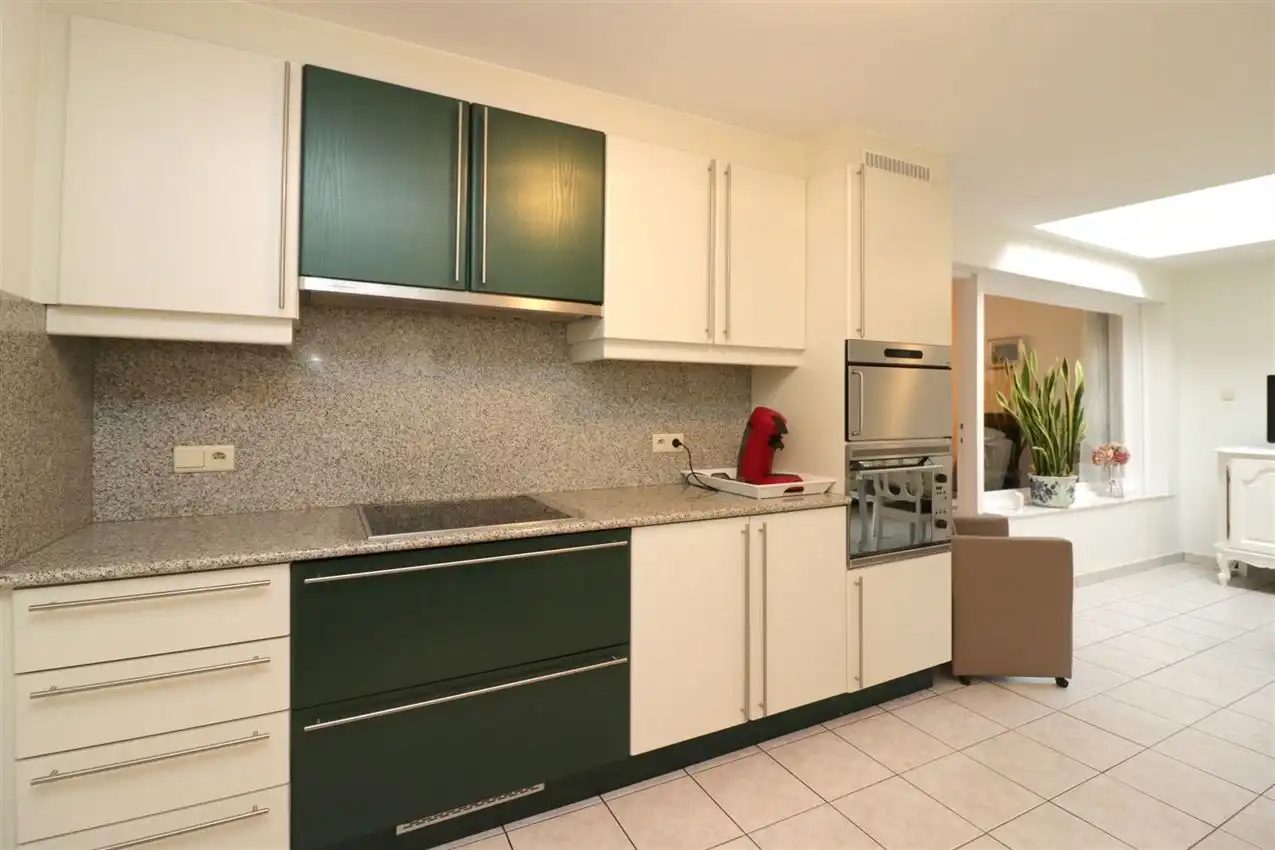 label c, nabij station, garage voor vijf wagens foto 13