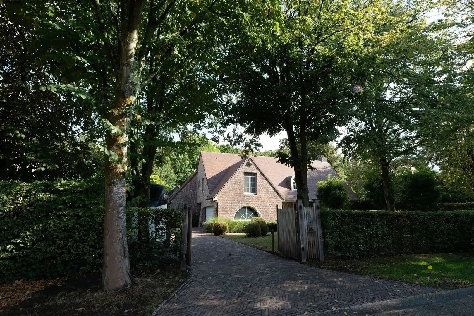 EXCLUSIEF: stijlvolle villa met een tijdloze inrichting op een toplocatie te Schilde! foto {{pictureIndex}}