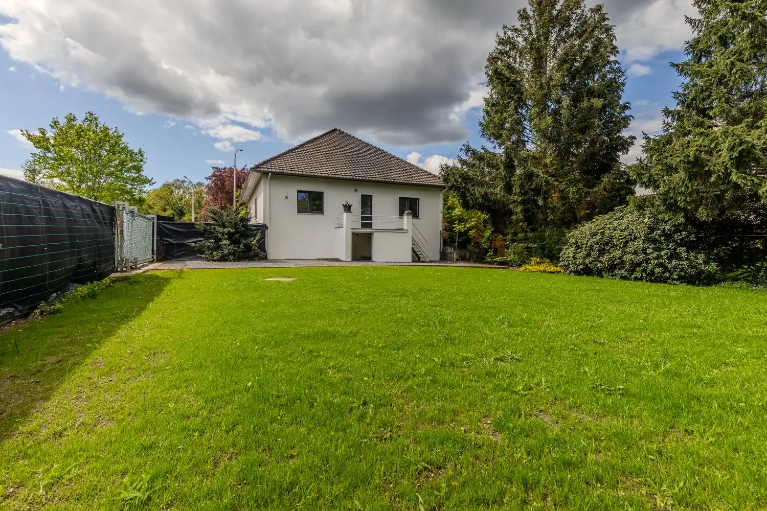 Instapklare woning op een ruim perceel van circa 8a8ca met tuin en garage op een gunstige locatie. foto 31