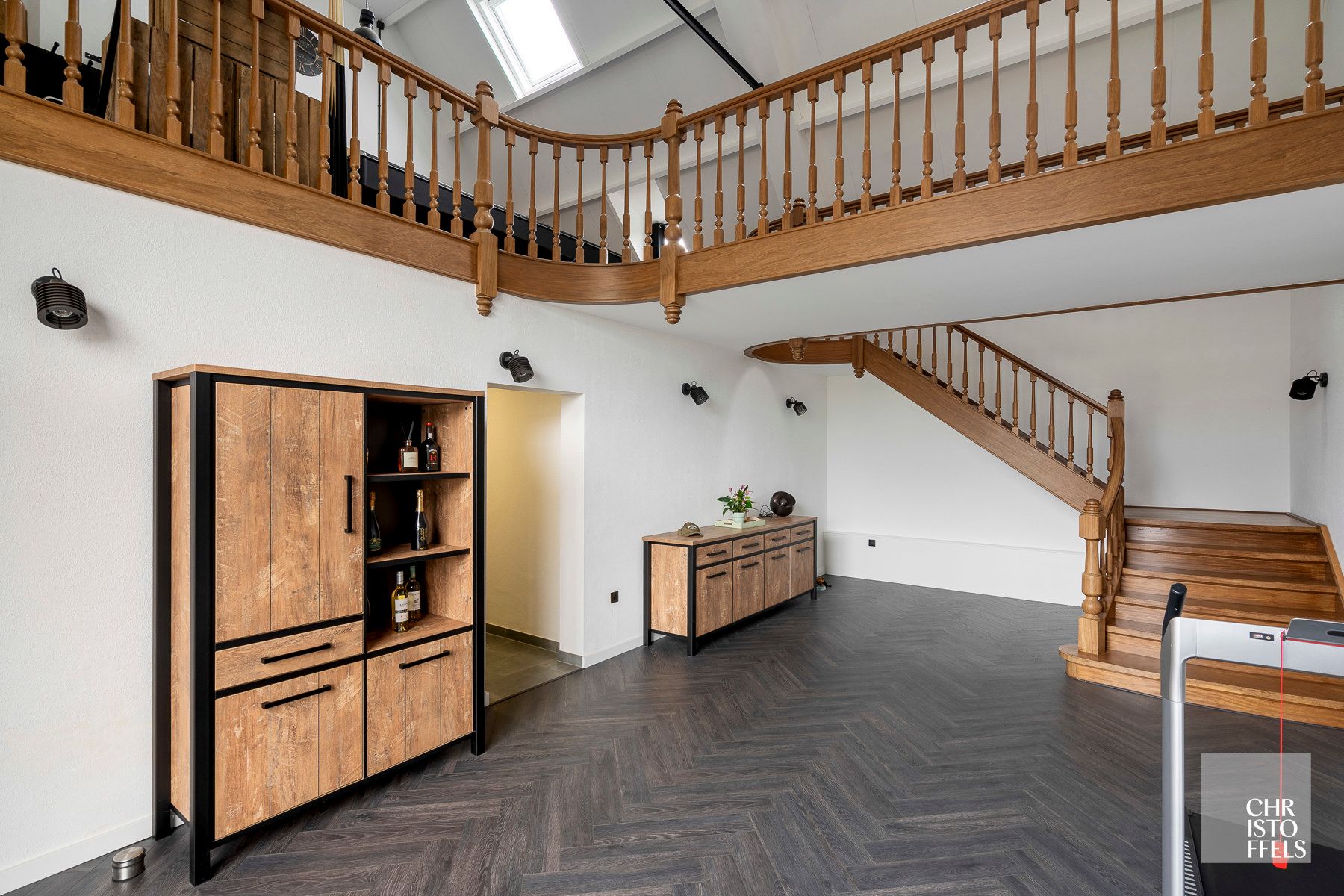 Uitzonderlijk ruime (440m²!) en volledig gerenoveerde woning met commerciële topligging en tal van mogelijkheden in Lanaken! foto 25