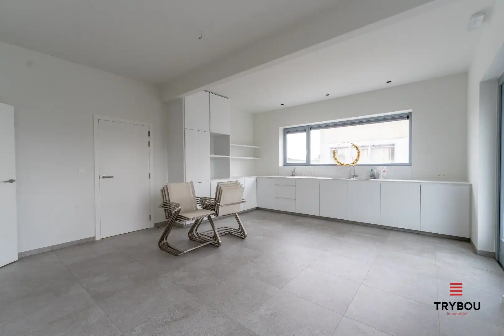 Groot kantoorgebouw op toplocatie te Ieper foto 12