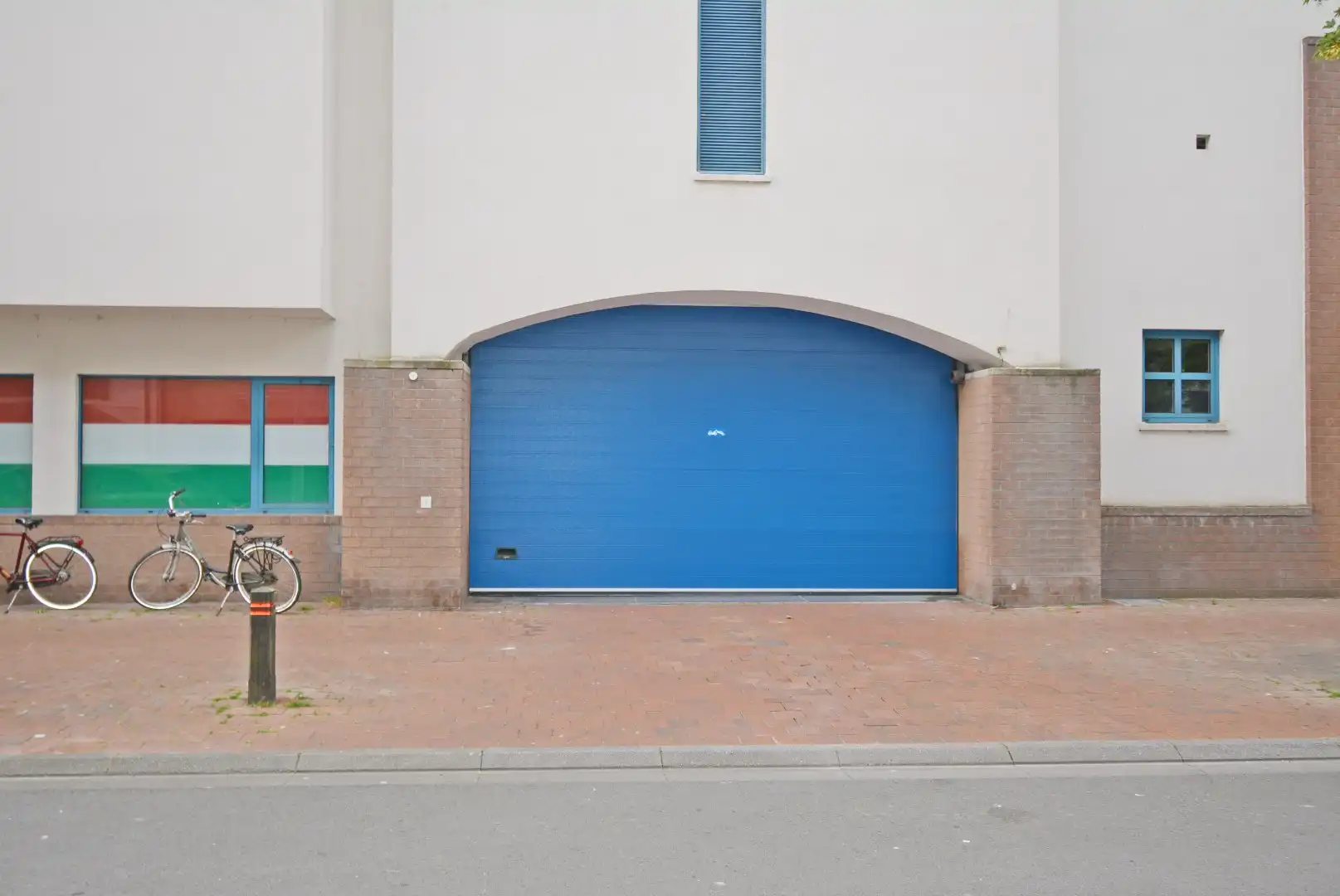Afgesloten garagebox te huur in Res. Arion II, vlakbij de Lippenslaan foto 3