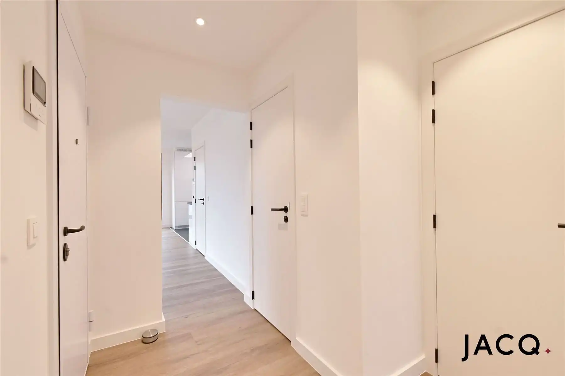 Gerenoveerd BEN-appartement te Berchem! foto 8