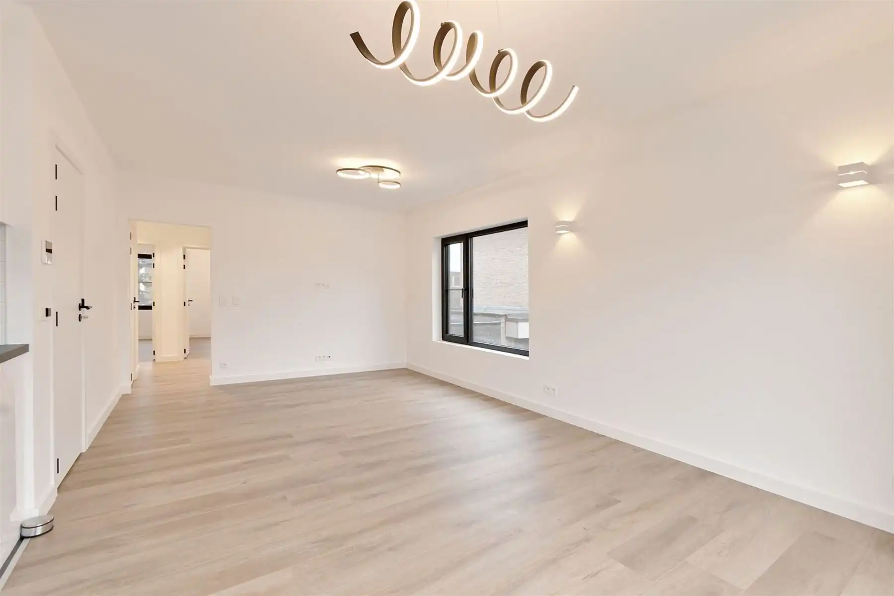 Gerenoveerd BEN-appartement te Berchem! foto 8