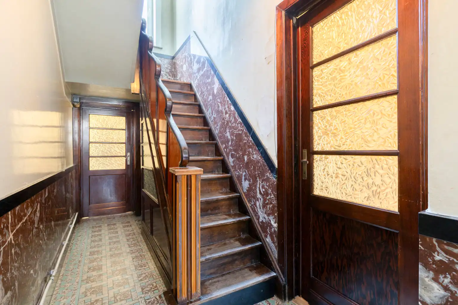 Karaktervolle tweegevelwoning in zeer gegeerde wijk foto 2