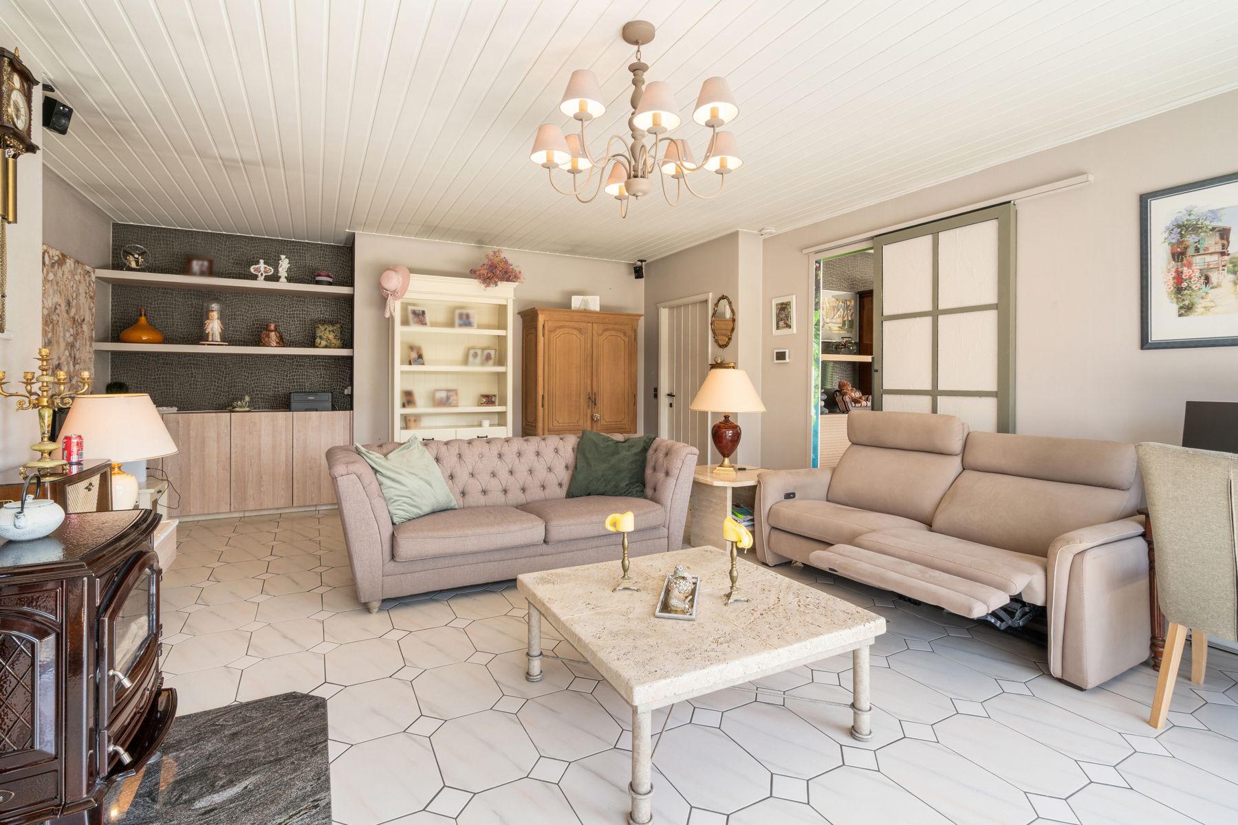 Gelijkvloerse villa met veel potentieel in hartje Kortemark foto 4