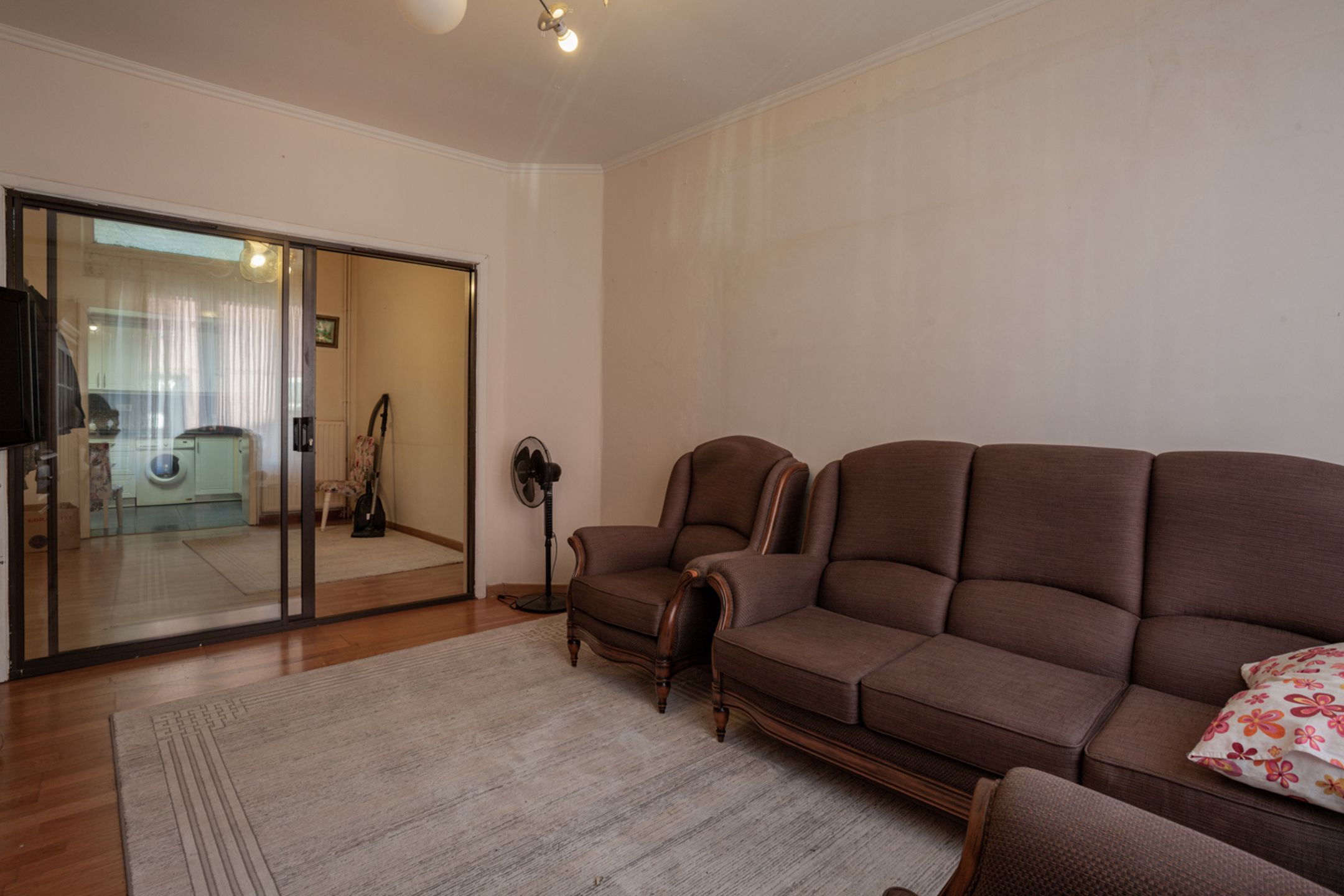 Ruime woning met 4 slaapkamers op bruisende locatie foto 3
