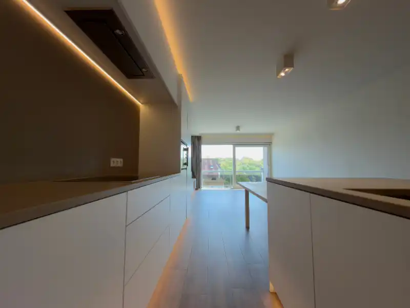 MOOI GERENOVEERD APPARTEMENT MET CENTRALE LIGGING EN DICHTBIJ DE ZEE! foto 5