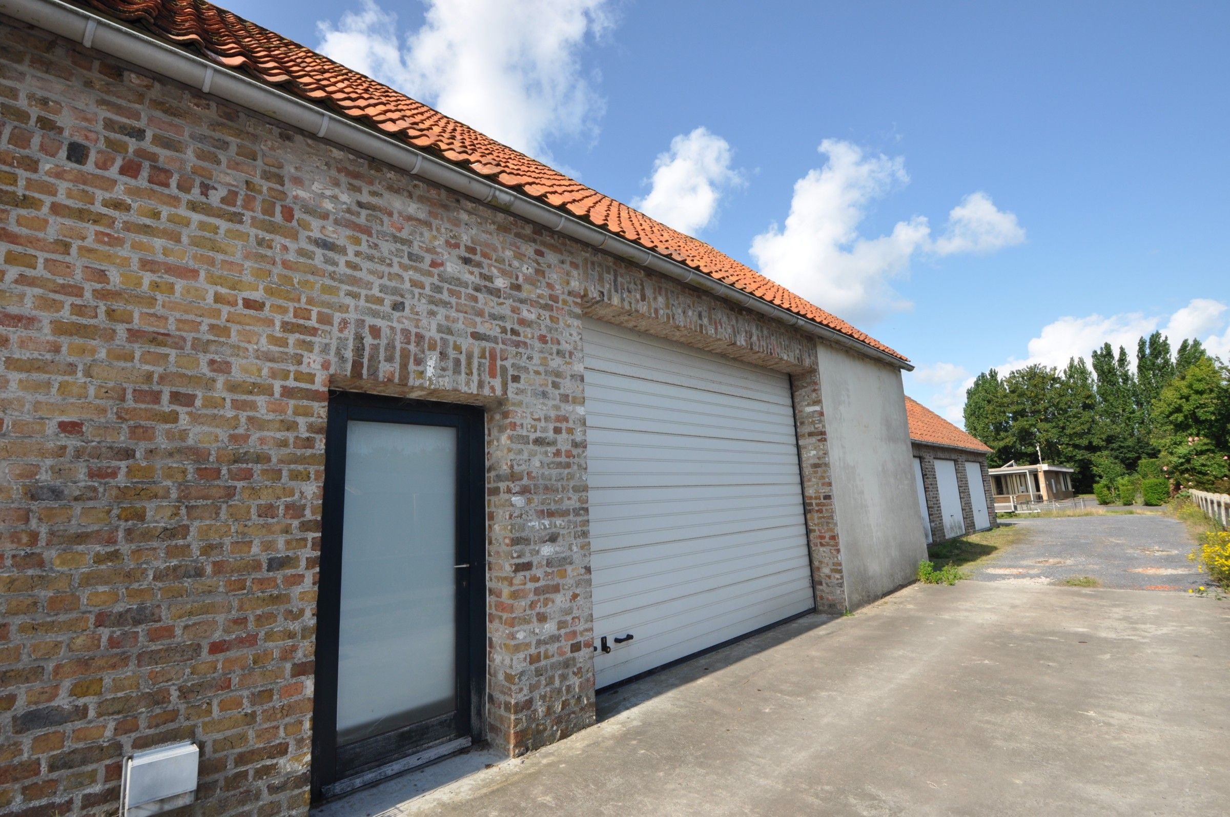 Opslagplaats/hangaar/garages foto 2