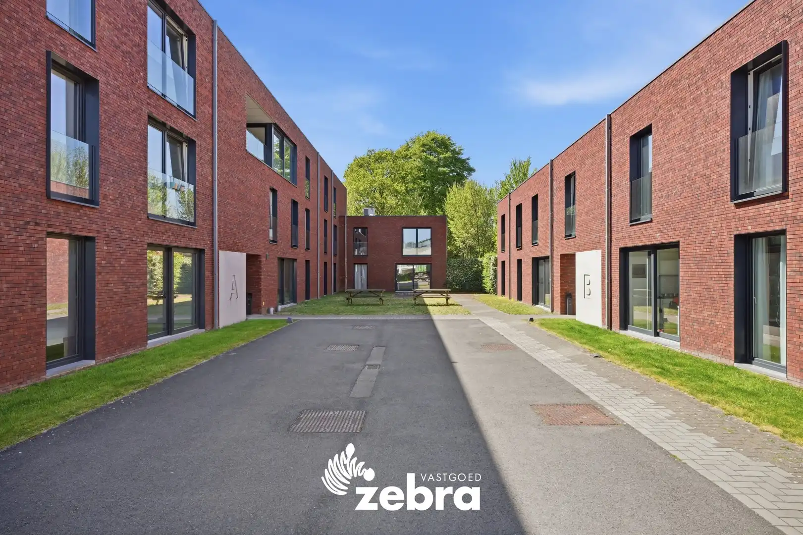 Lichtrijke studio op rustige ligging vlakbij Brugse hogescholen! foto {{pictureIndex}}
