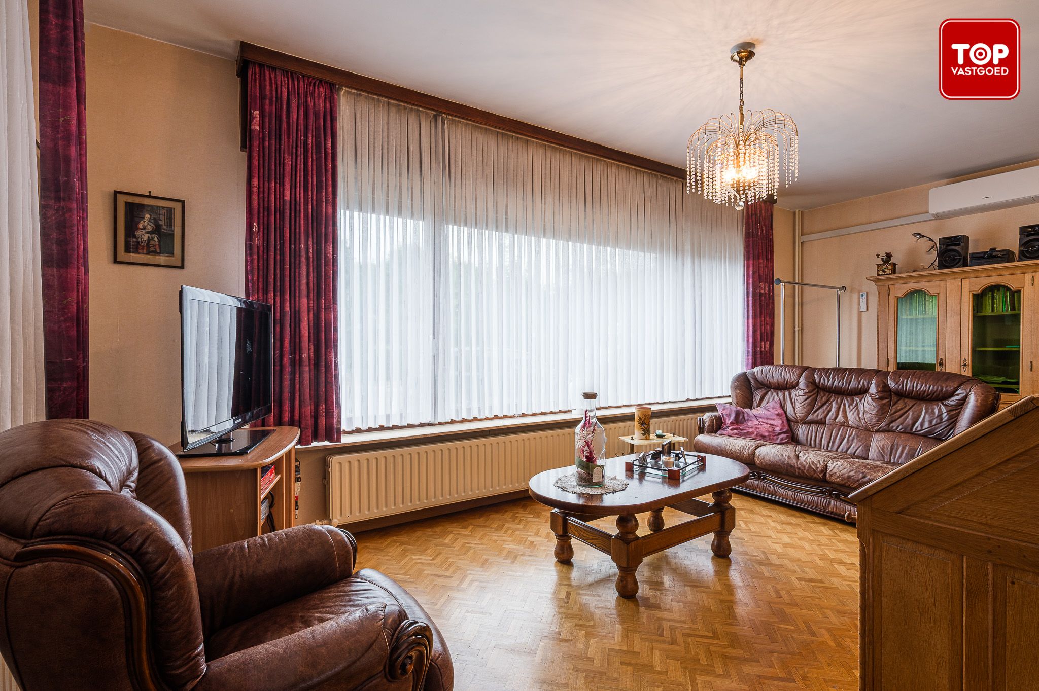 Ruime op te frissen gezinswoning met 4 slaapkamers,  zonnige tuin en garage. foto 4
