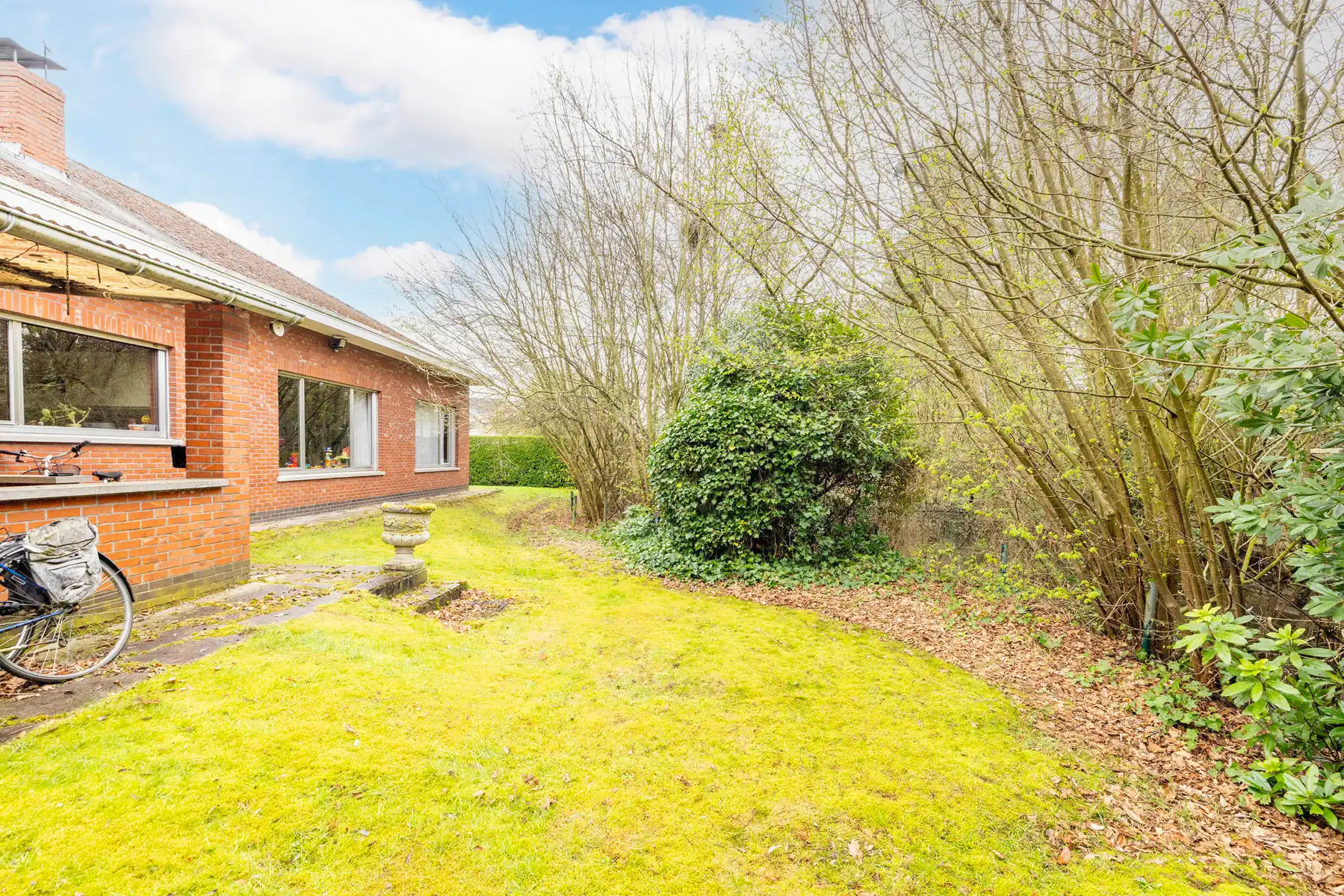 Rustig gelegen te renoveren woning met 2 slp op mooi perceel foto 16