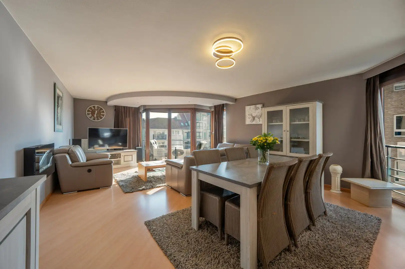 Uiterst ruim appartement met 3 slaapkamers en 2 badkamers   foto 2