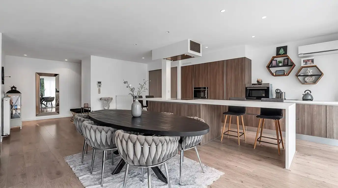 Exclusief appartement met luxueuze open keuken en terras van 110 m² in Maasmechelen. foto {{pictureIndex}}
