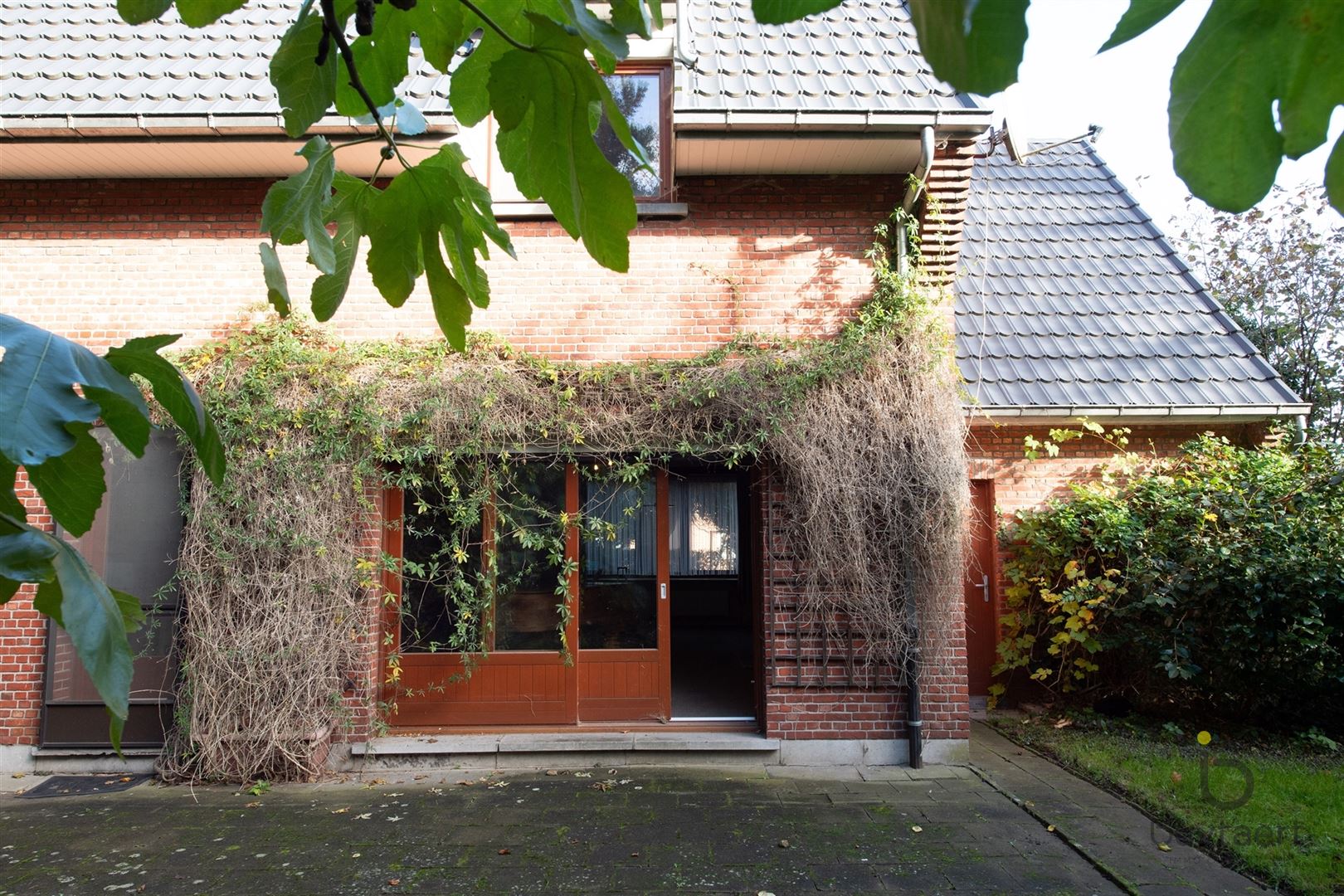 Charmant te renoveren huis met veel potentieel en mooie ruimtes foto 30