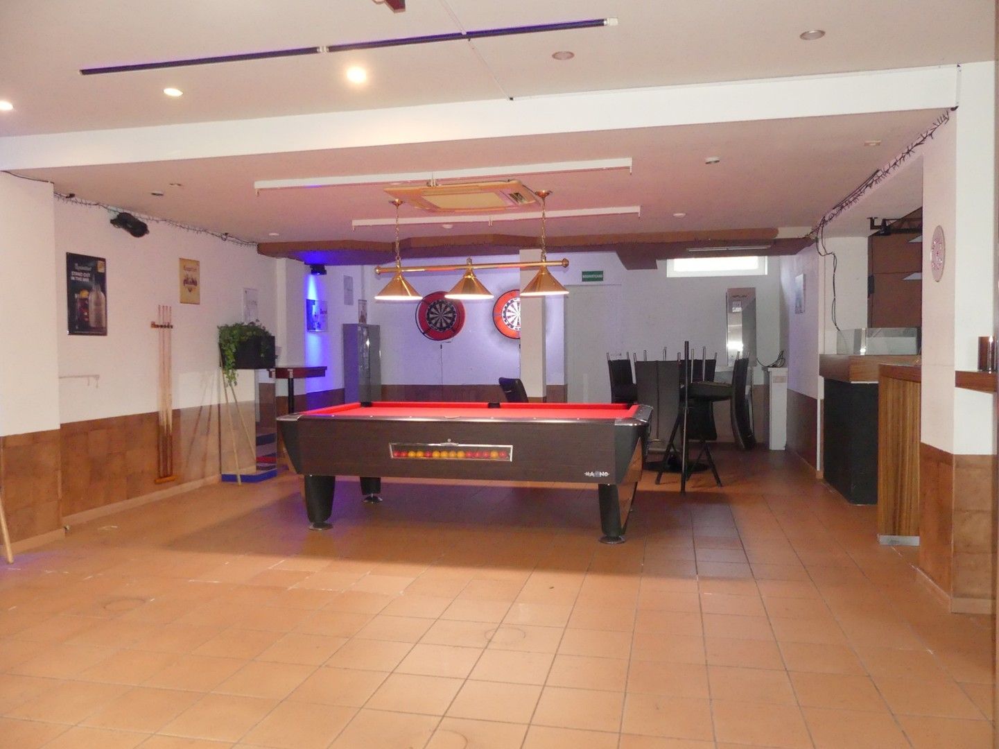 Dorpscafé met woonst, ruime garage en binnenkoer foto 4