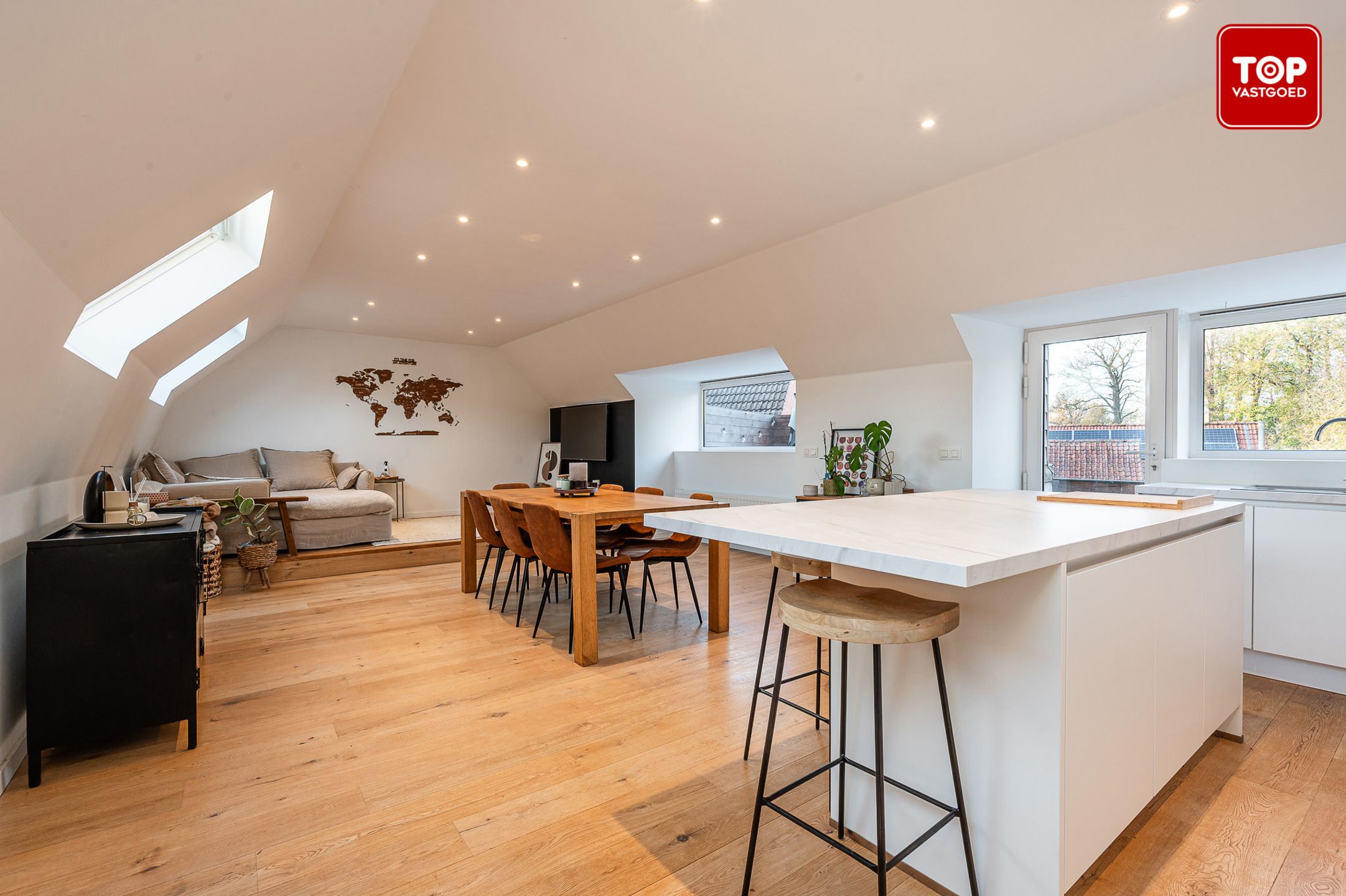 instapklare appartement met twee slaapkamers en terras foto 9