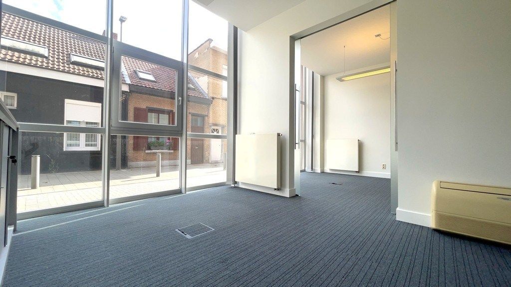 Commercieel gelijkvloers kantoor te huur nabij Singel te Berchem foto 5